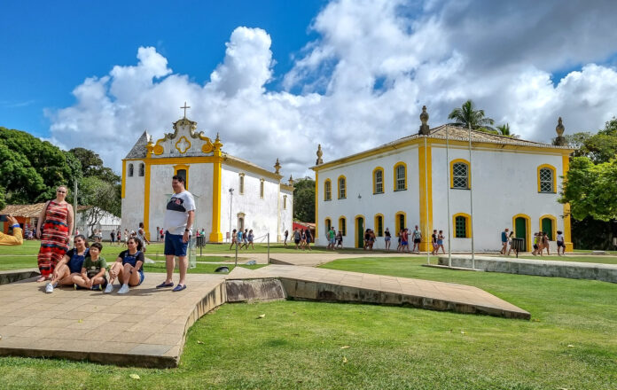 Porto Seguro movimenta 80 mil turistas na Semana Santa e confirma força do destino Pelo Aeroporto Internacional, chegaram 17.220 passageiros, em 123 voos, sendo 119 nacionais e 4 internacionais